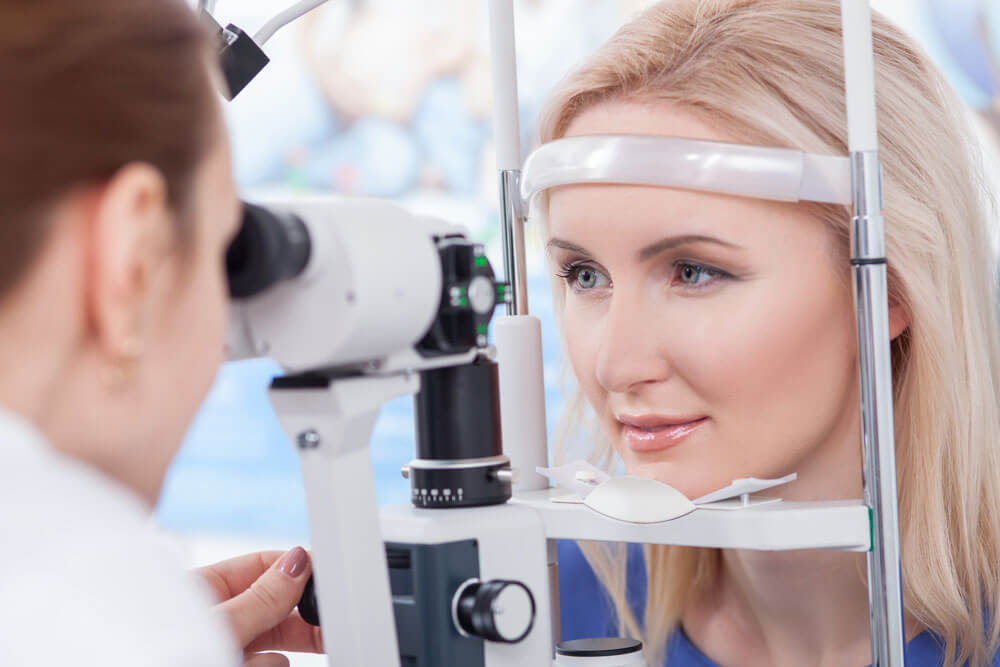 woman getting glaucoma test